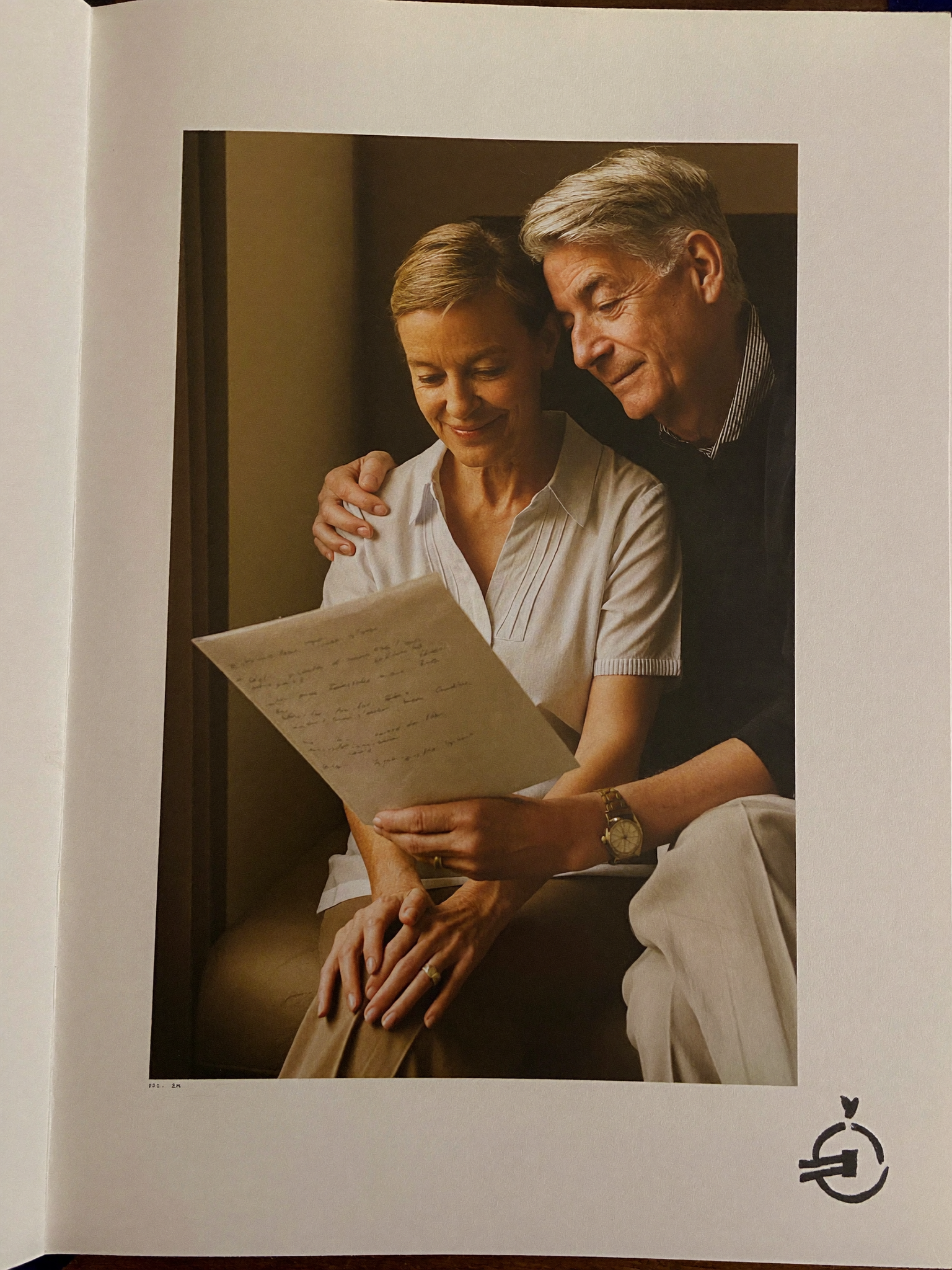 Pareja mayor sentada junta en casa revisando un documento